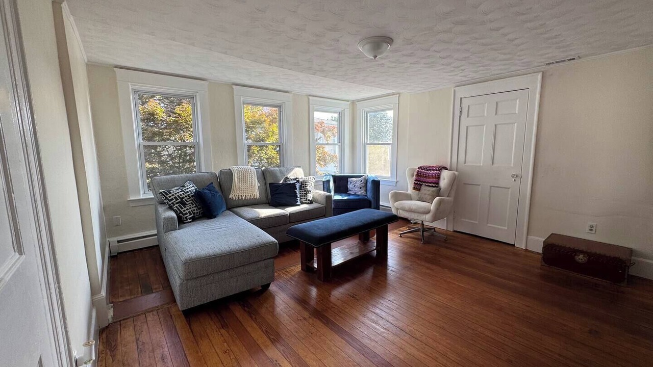 Photo of Livingroom in Warren