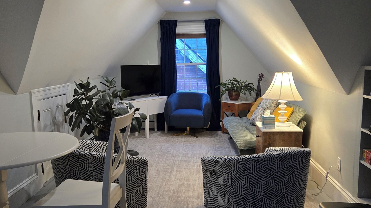 Photo of Livingroom in College Hill