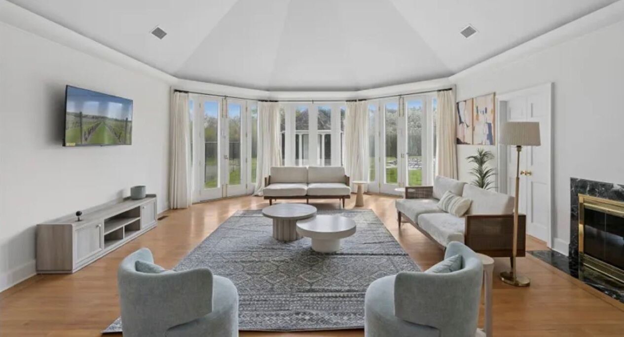 Photo of Livingroom in Village of Southampton