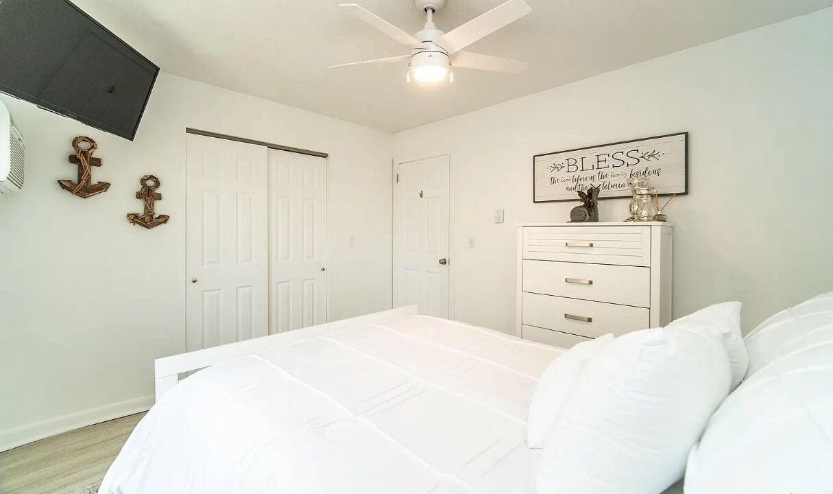 Photo of Bedroom in Saybrook Manor