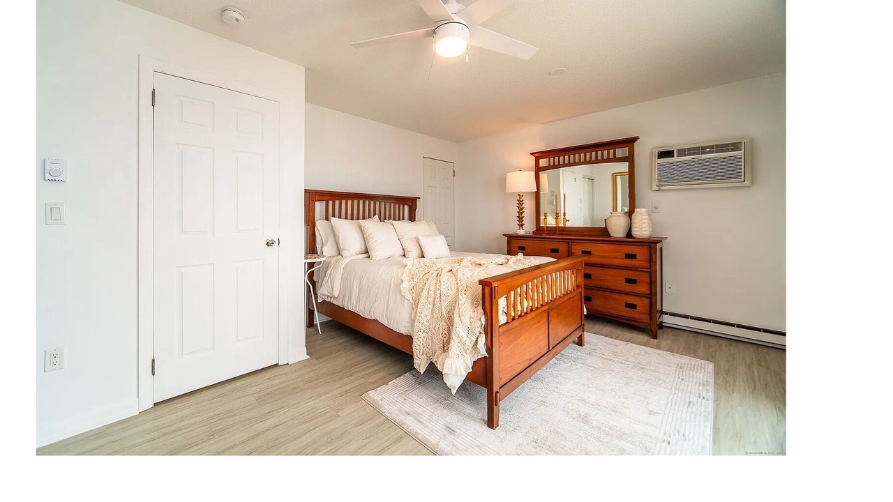 Photo of Bedroom in Saybrook Manor