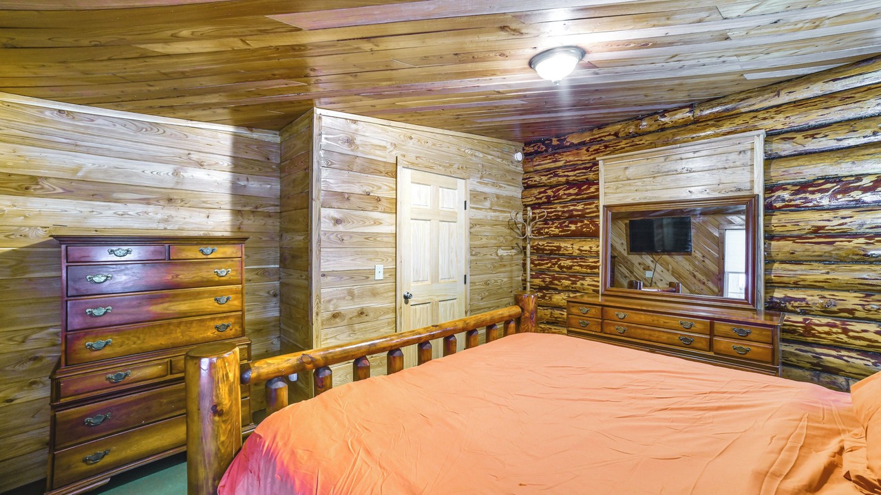 Photo of Bedroom in Scottsburg