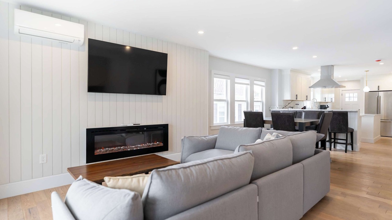 Photo of Livingroom in West Somerville