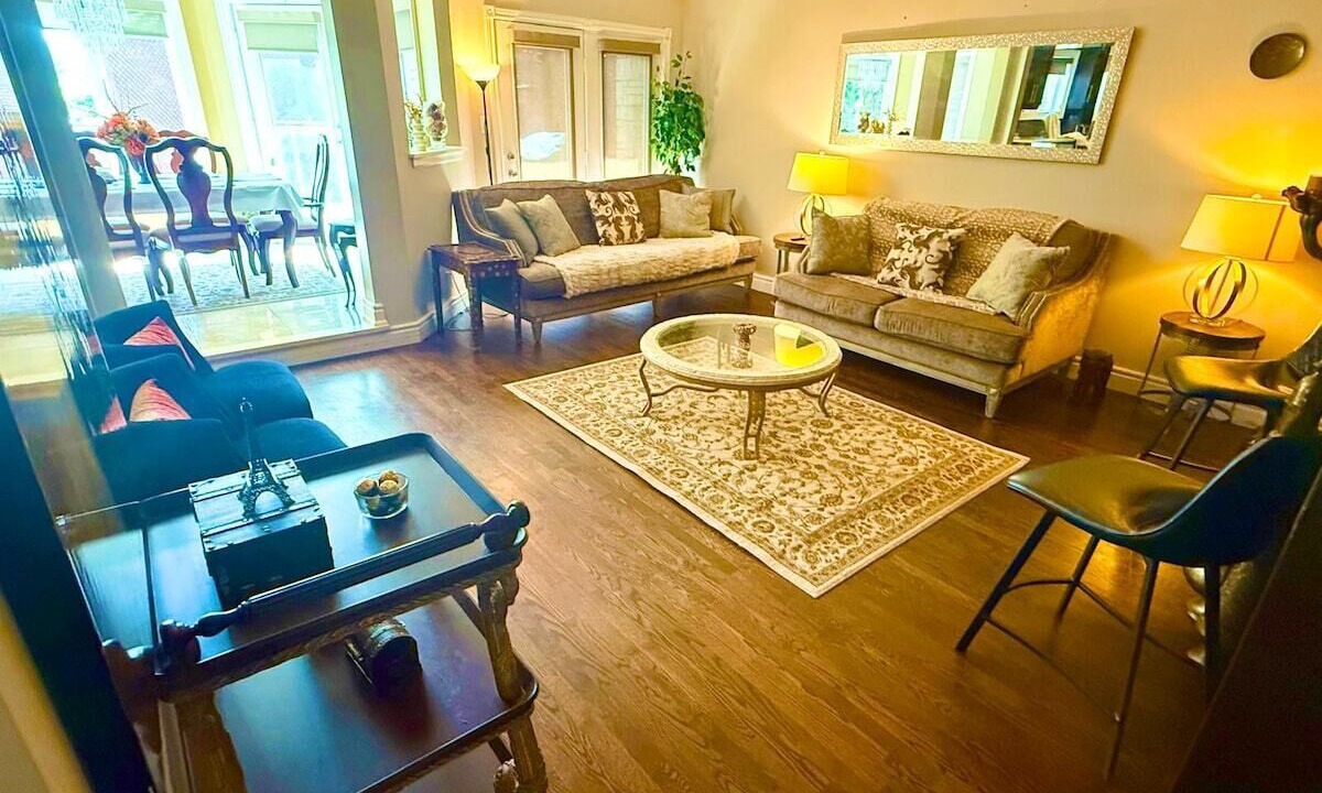 Photo of Livingroom in Central Erin Mills