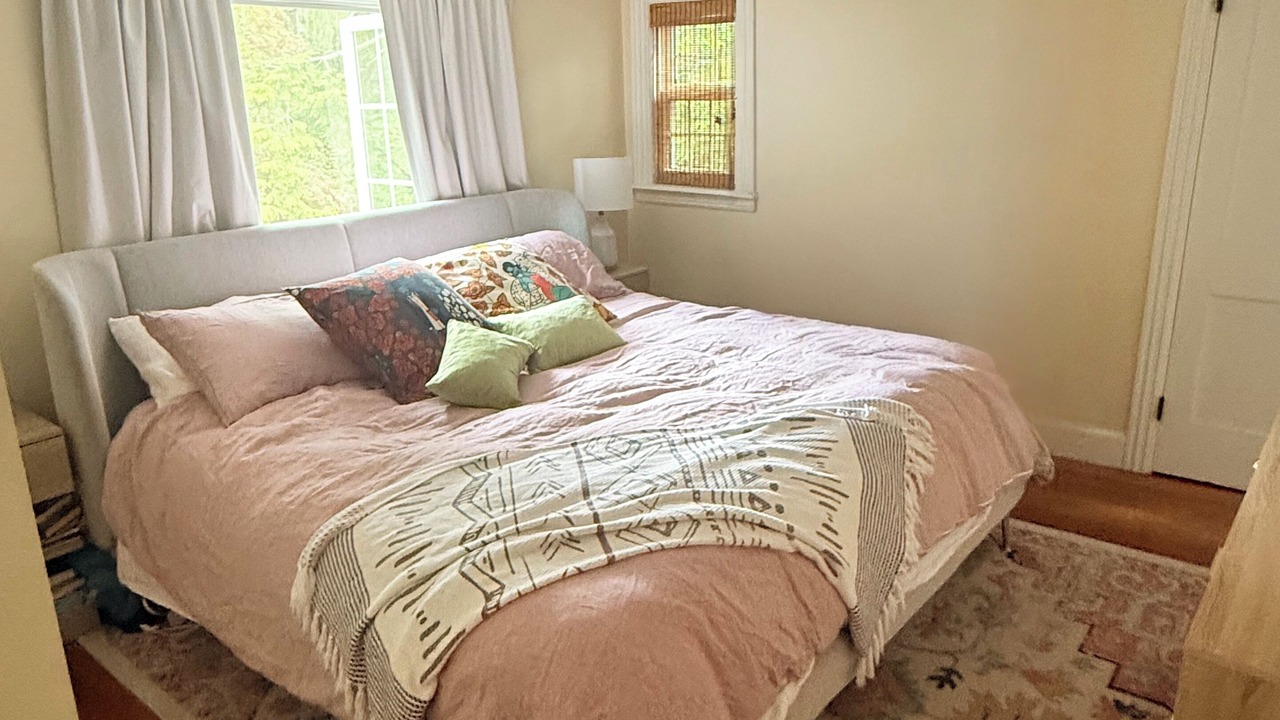 Photo of Bedroom in Jamaica Hills - Pond