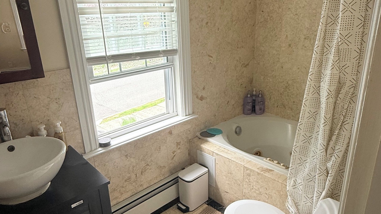 Photo of Bathroom in Jamaica Hills - Pond