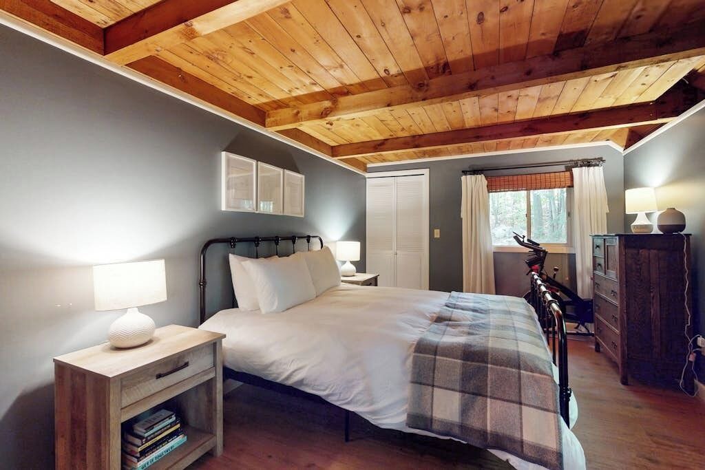 Photo of Bedroom in Tuftonboro