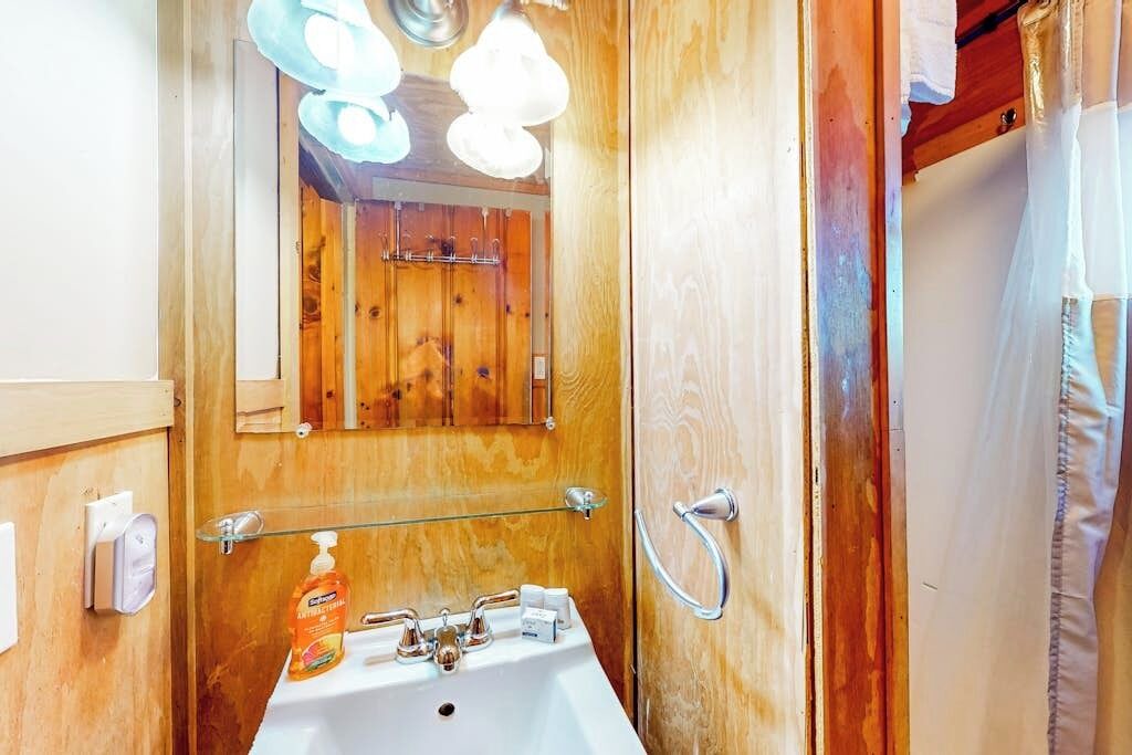 Photo of Bathroom in Castleton