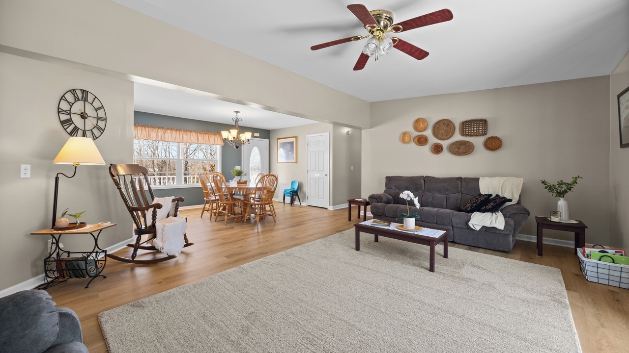 Photo of Livingroom in Town of Benton