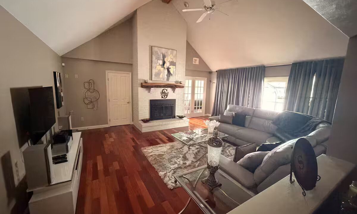 Photo of Livingroom in Queensbury
