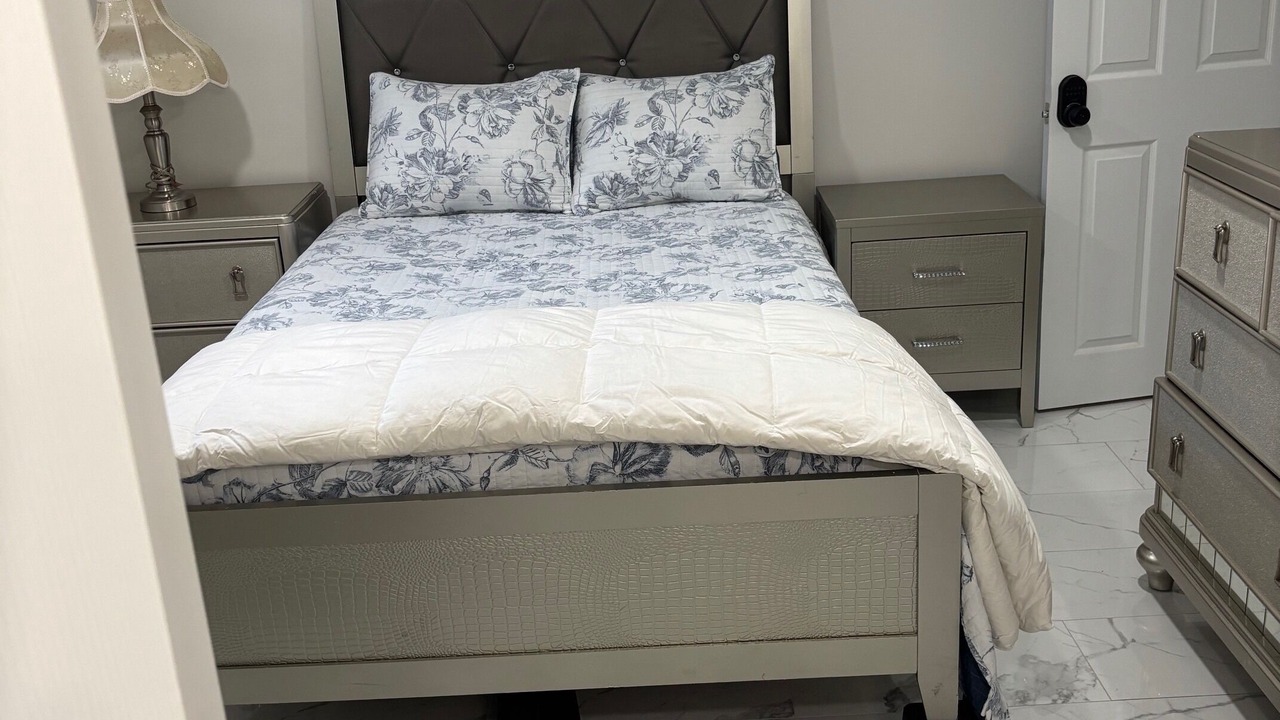 Photo of Bedroom in West End - West Side