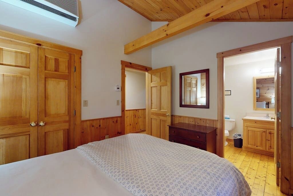 Photo of Bedroom in Northport