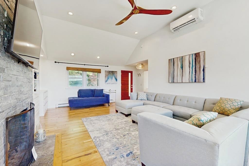 Photo of Livingroom in Meredith