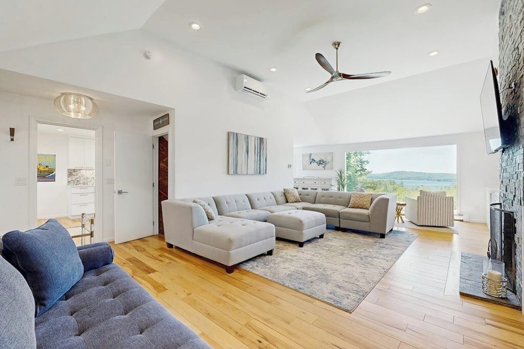 Photo of Livingroom in Meredith