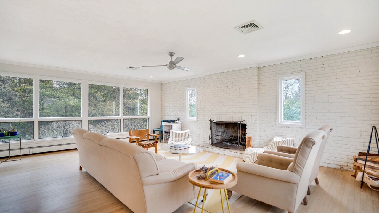 Photo of Livingroom in Hampton Bays
