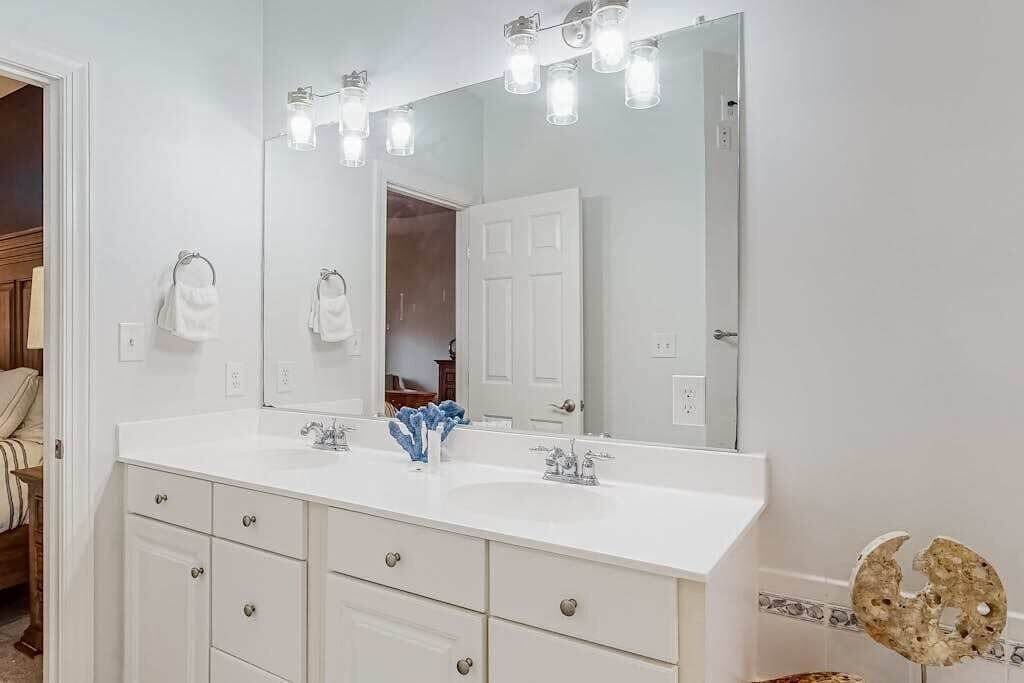 Photo of Bathroom in Sunset Island