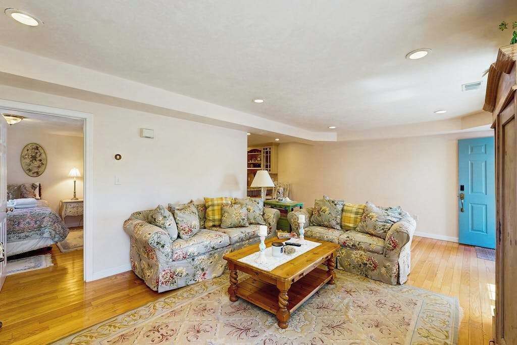 Photo of Livingroom in West Yarmouth