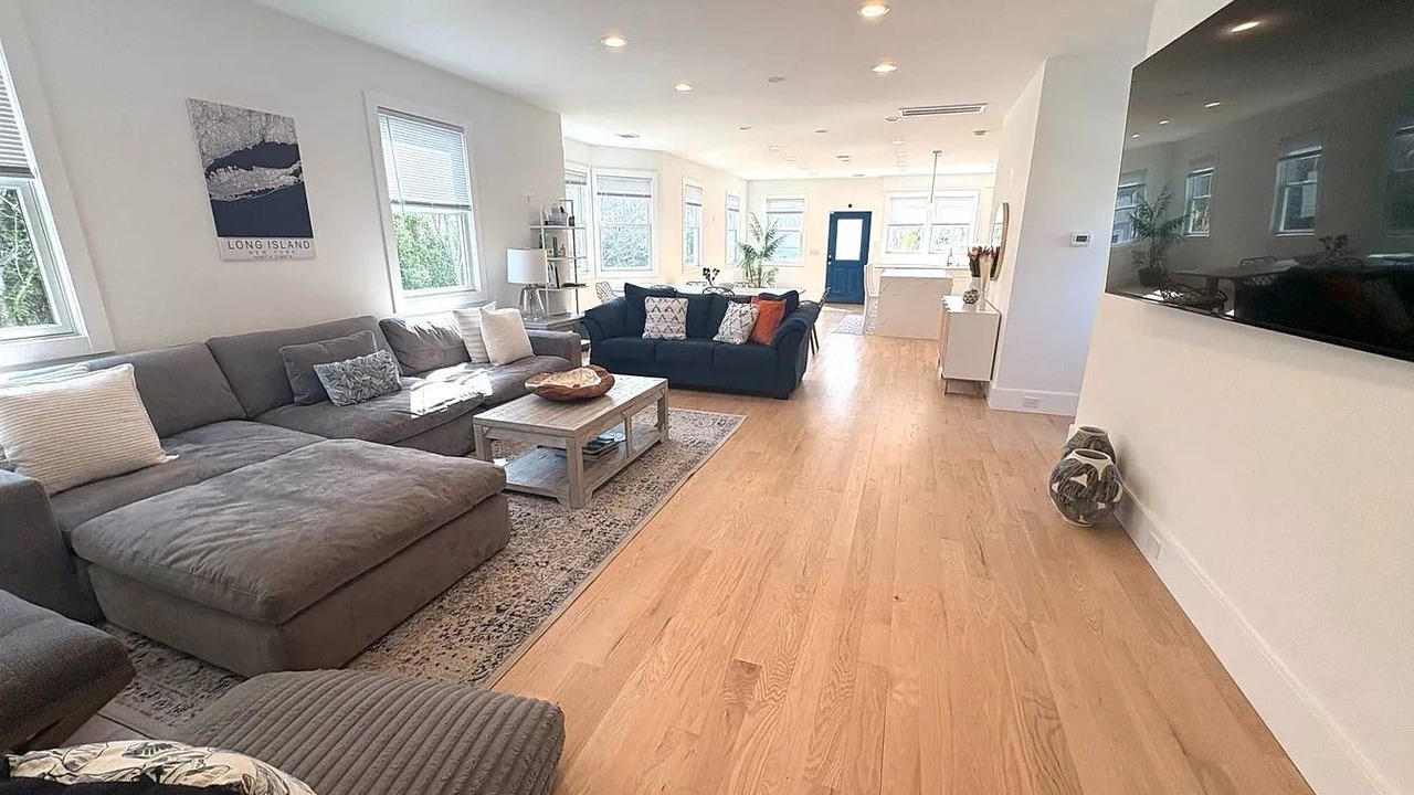 Photo of Livingroom in Center Moriches