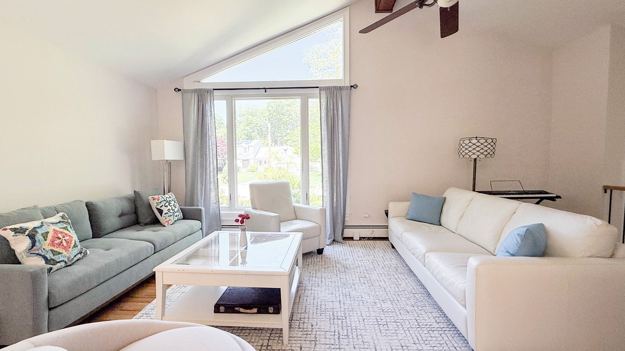 Photo of Livingroom in Baiting Hollow