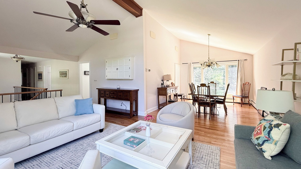 Photo of Livingroom in Baiting Hollow