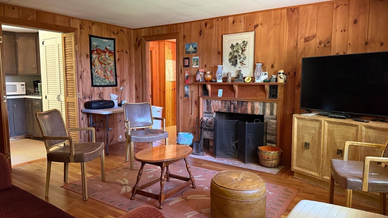 Photo of Livingroom in Alton