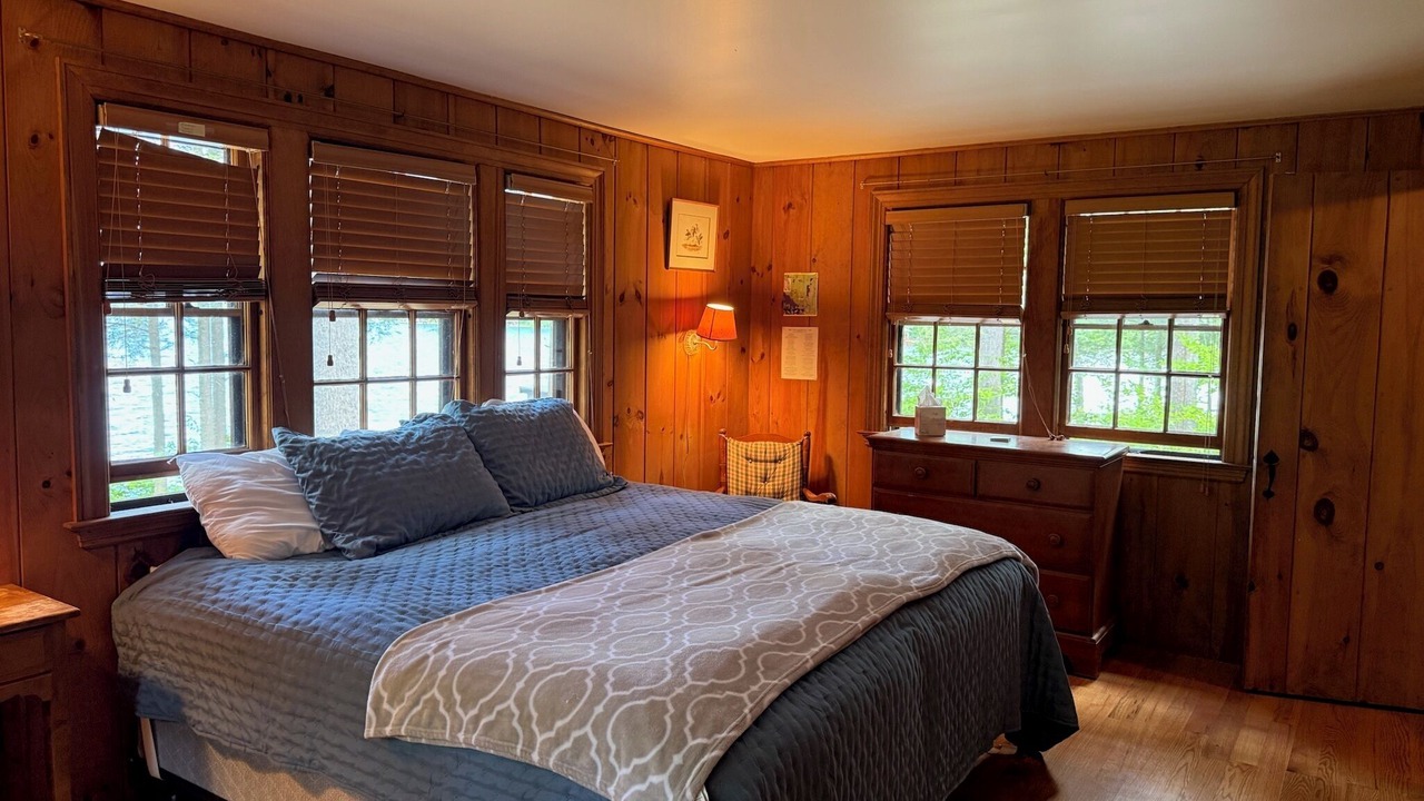 Photo of Bedroom in Alton
