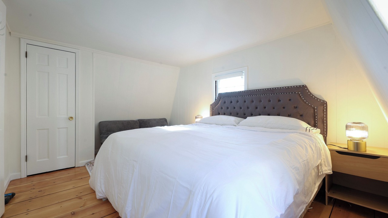 Photo of Bedroom in Glen Head