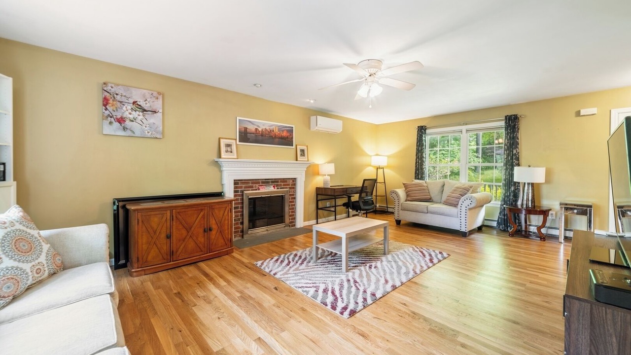 Photo of Livingroom in Gaylordsville