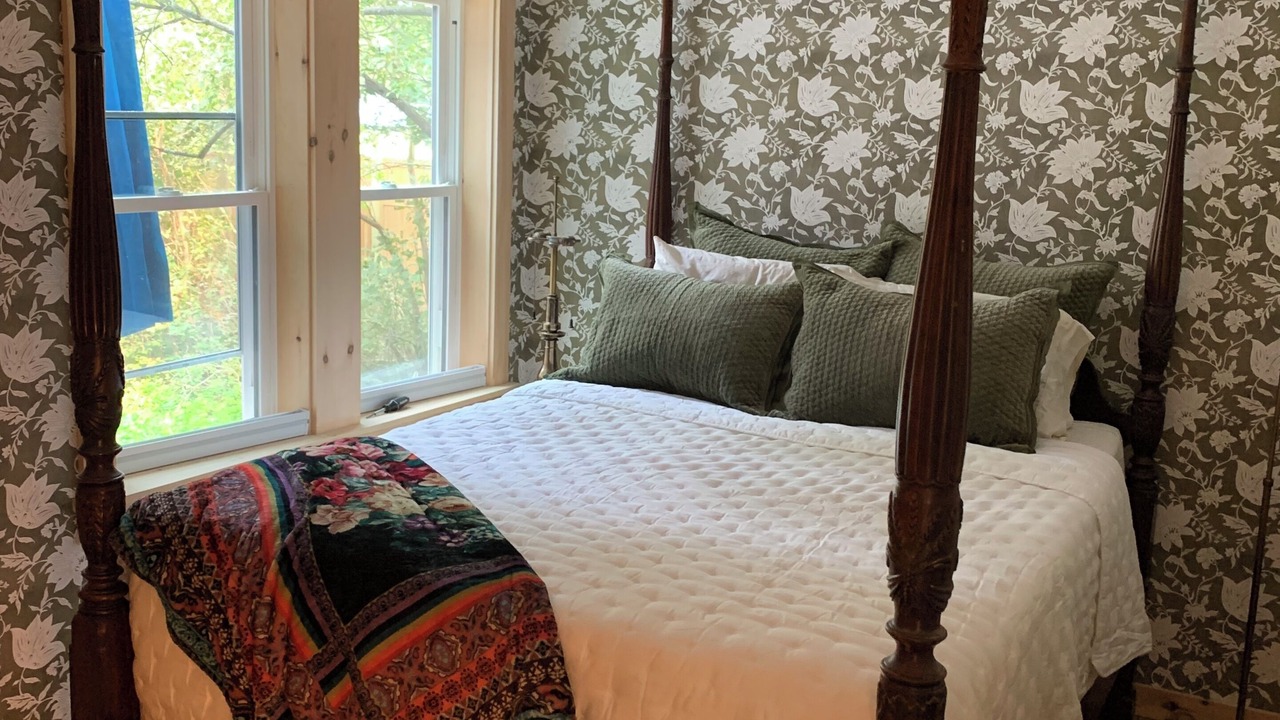 Photo of Bedroom in Lee