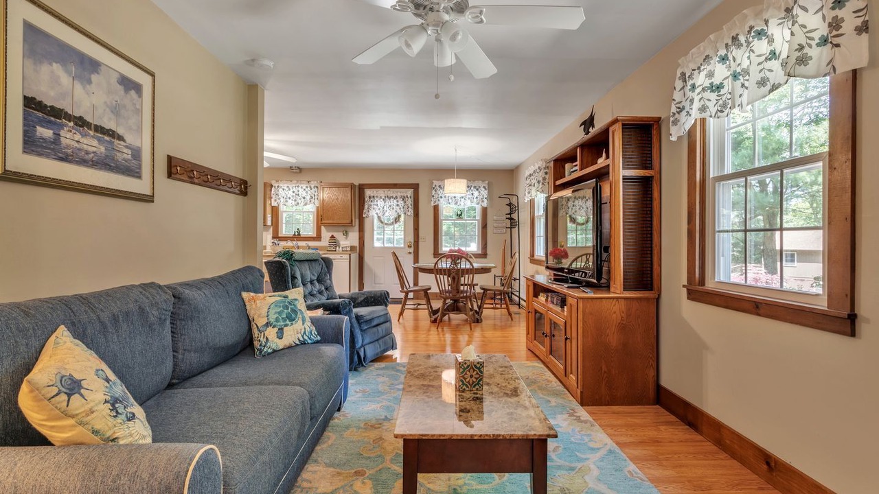 Photo of Livingroom in Old Mystic