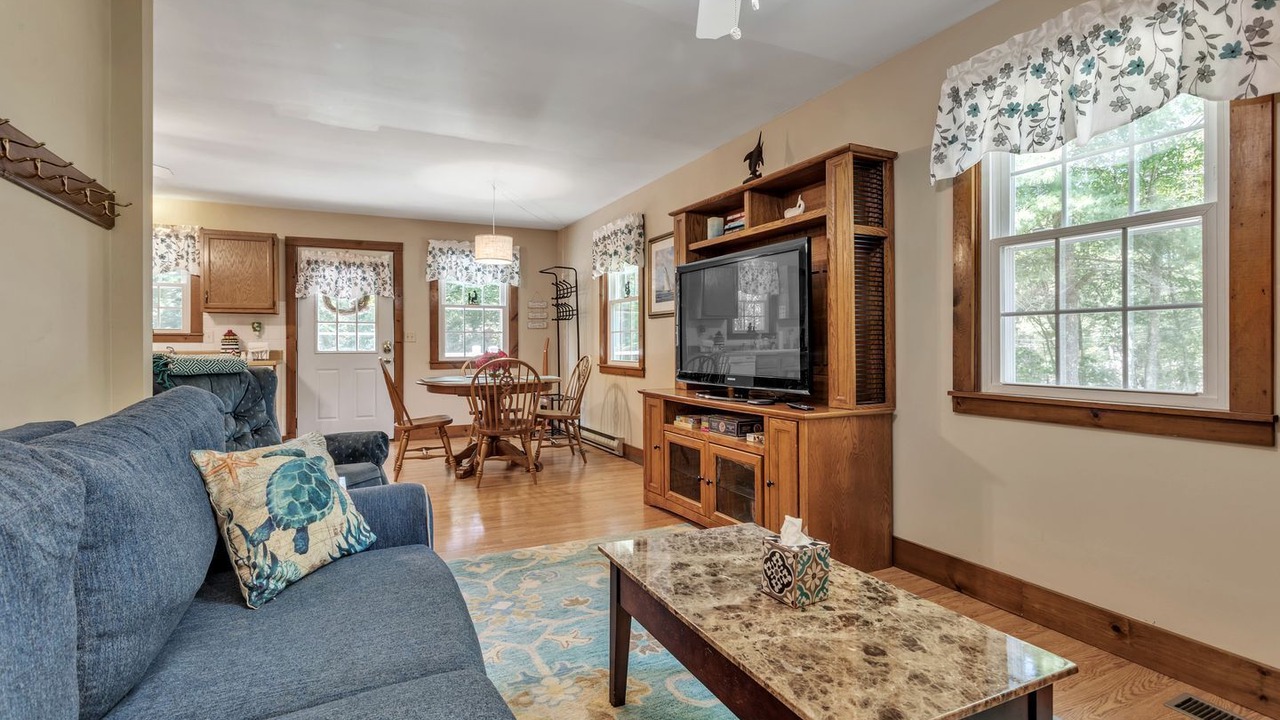 Photo of Livingroom in Old Mystic