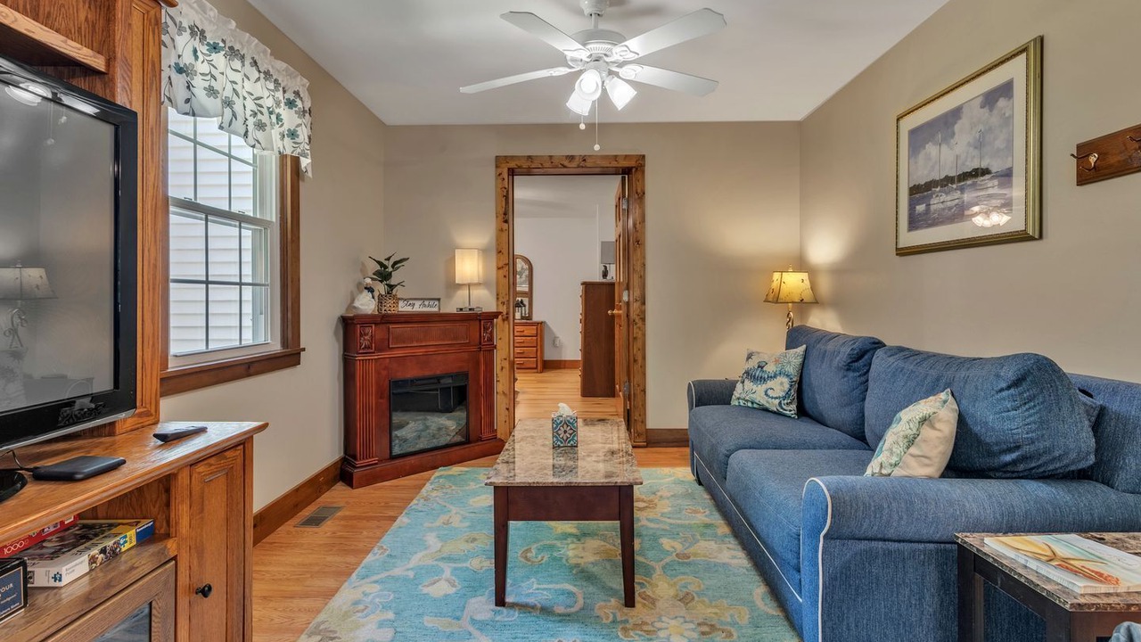 Photo of Livingroom in Old Mystic