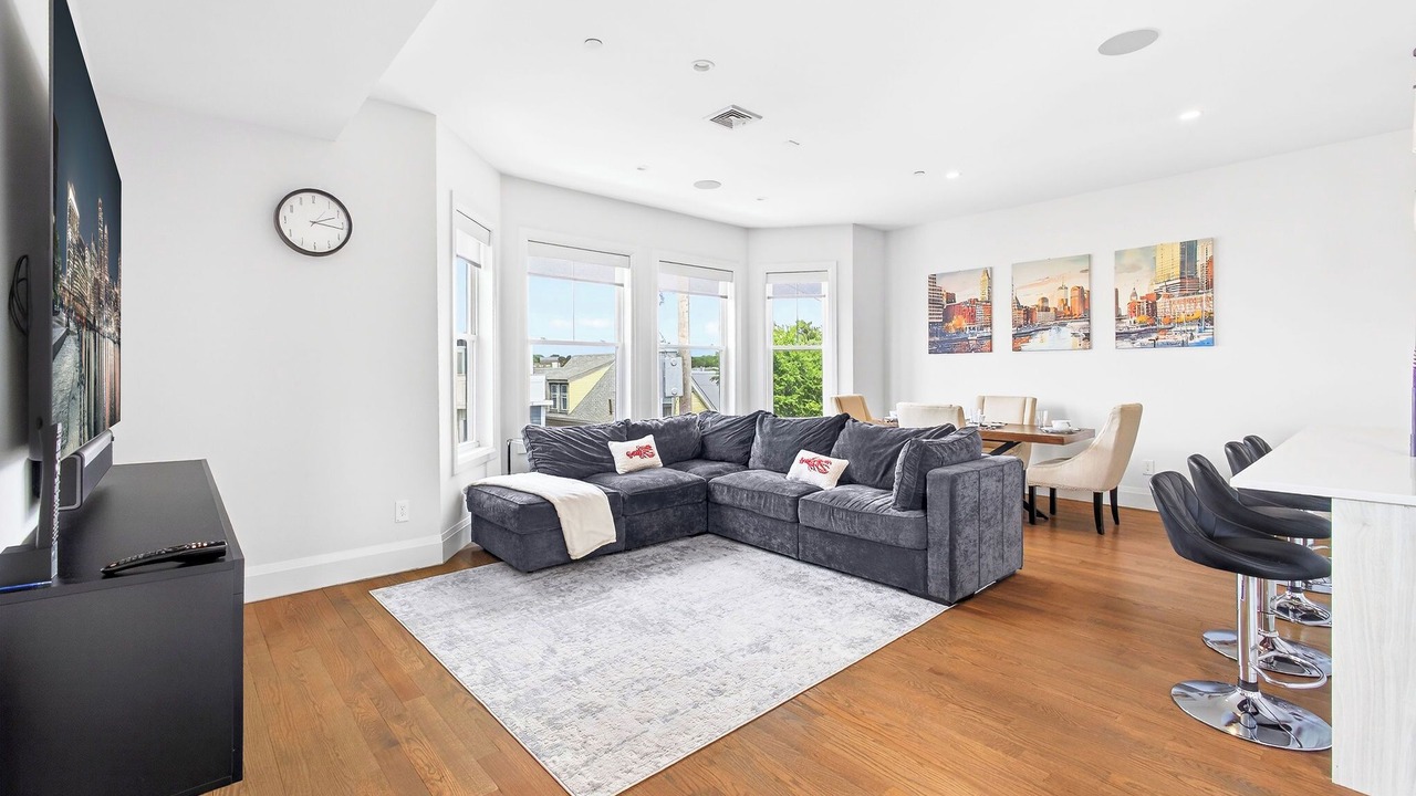 Photo of Livingroom in Harbor View - Orient Heights