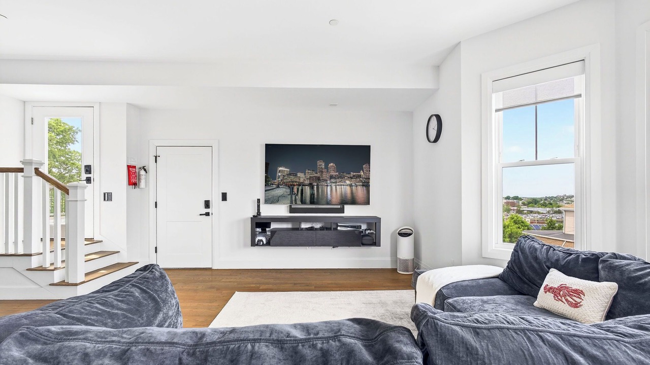 Photo of Livingroom in Harbor View - Orient Heights