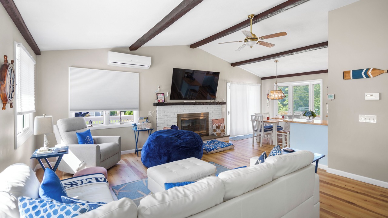 Photo of Livingroom in Jamestown Shores