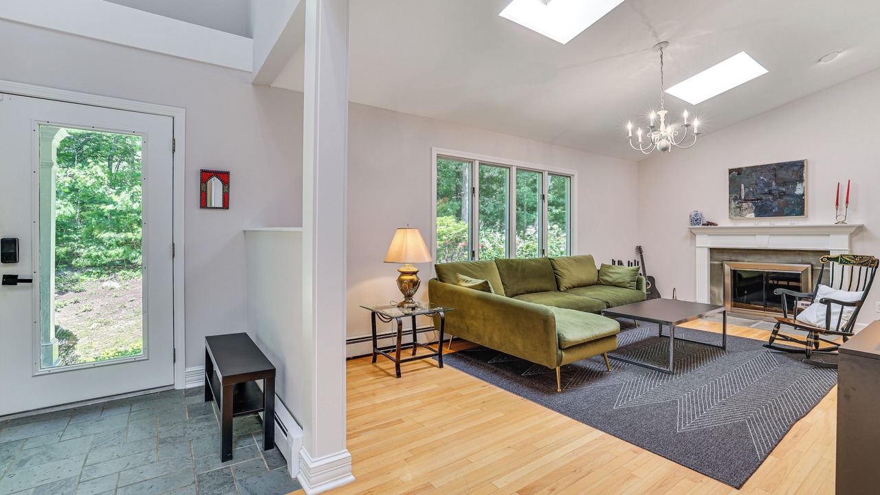 Photo of Livingroom in Killingworth