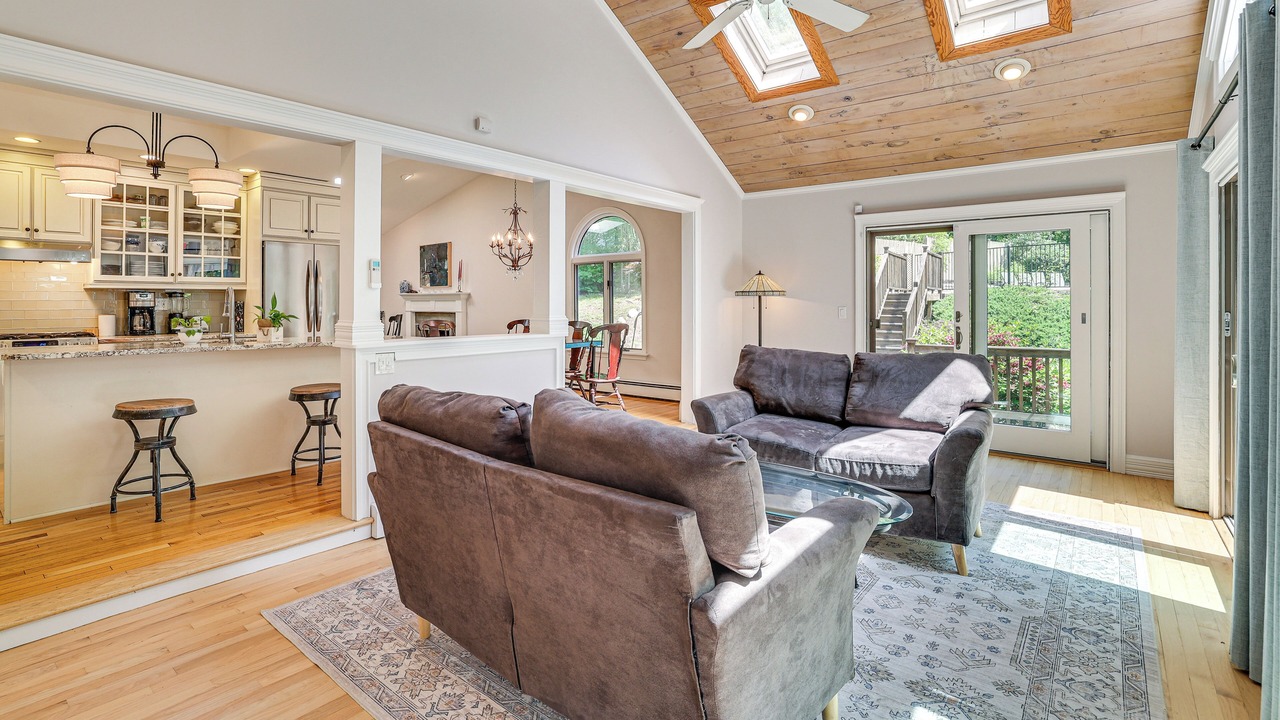 Photo of Livingroom in Killingworth