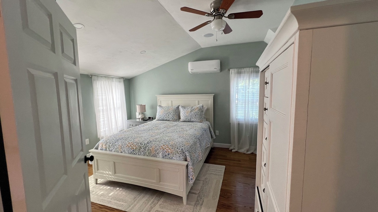 Photo of Bedroom in Little Neck Bay