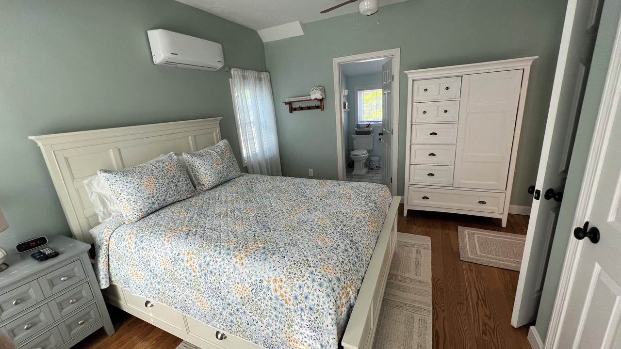 Photo of Bedroom in Little Neck Bay