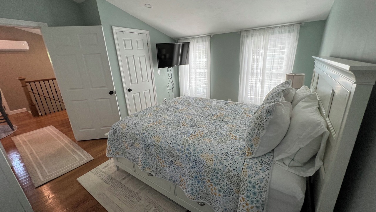 Photo of Bedroom in Little Neck Bay