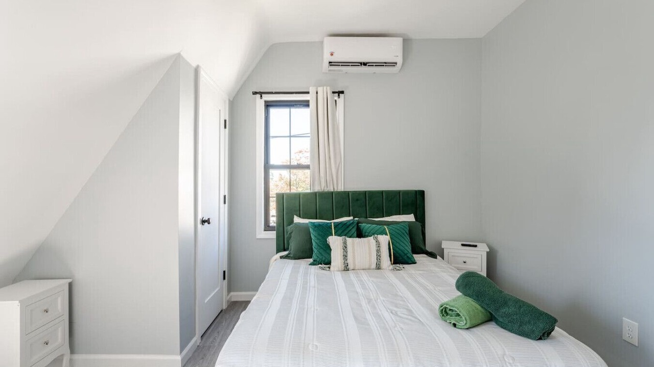 Photo of Bedroom in Black Rock Historic District