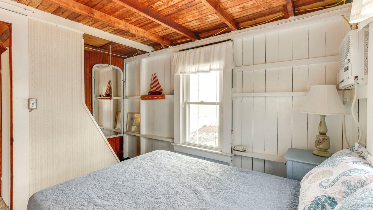 Photo of Bedroom in Westbrook Center