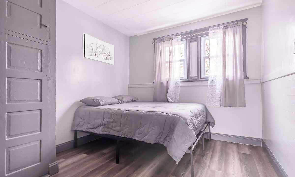 Photo of Bedroom in Downtown Niagara Falls