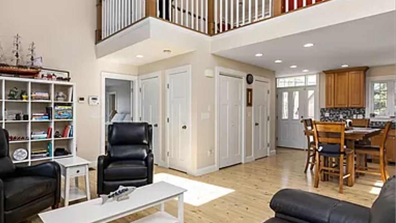 Photo of Livingroom in East Wakefield