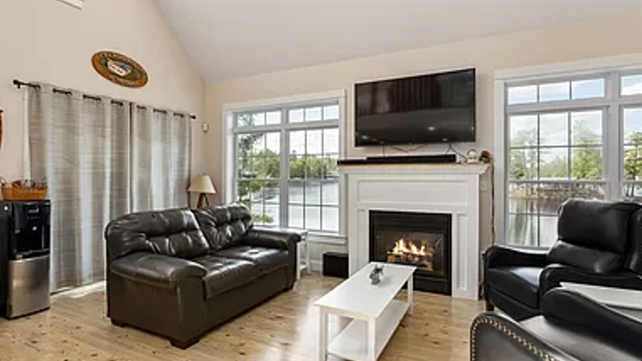 Photo of Livingroom in East Wakefield