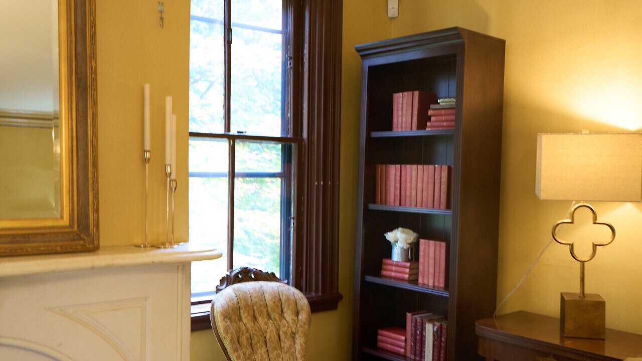 Photo of Livingroom in College Hill
