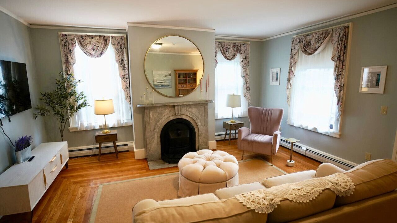 Photo of Livingroom in College Hill