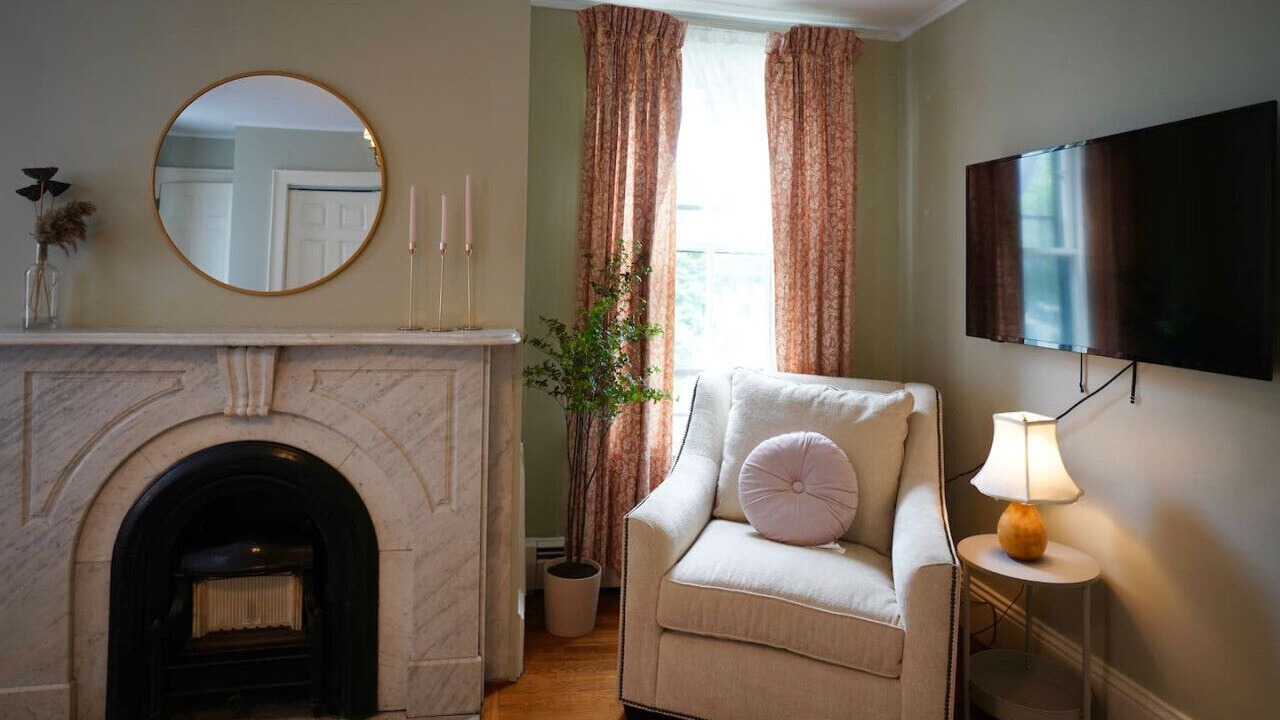 Photo of Livingroom in College Hill