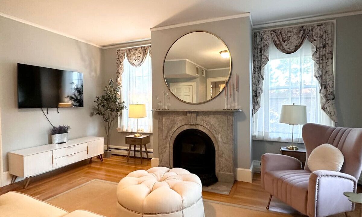 Photo of Livingroom in College Hill