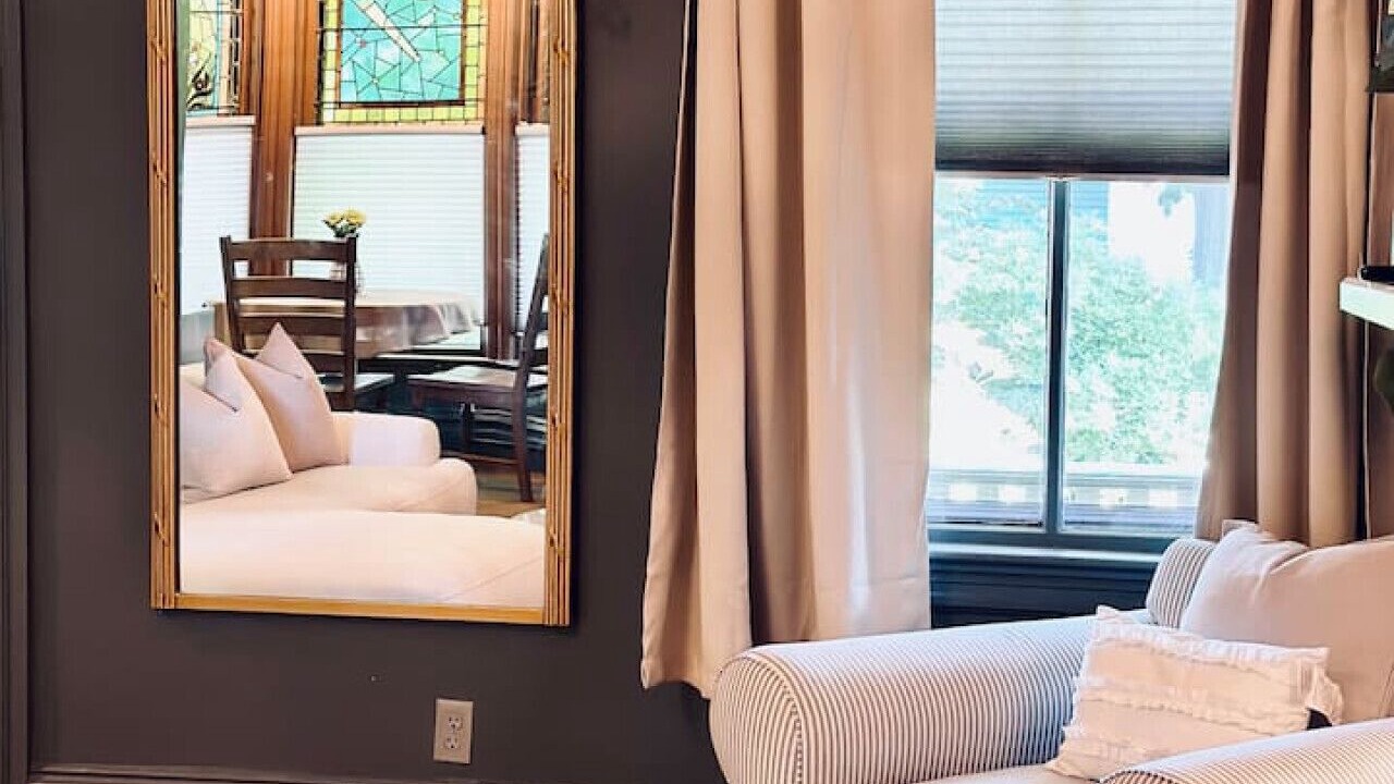 Photo of Livingroom in College Hill